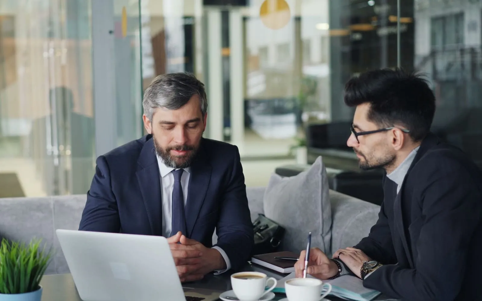 Stratégie LinkedIn B2B : Dorlet prouve qu’un métier discret n’a pas à crier