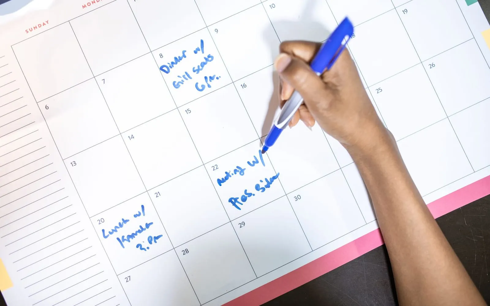 Calendrier éditorial réseaux sociaux : le flux épuise, la saison raconte