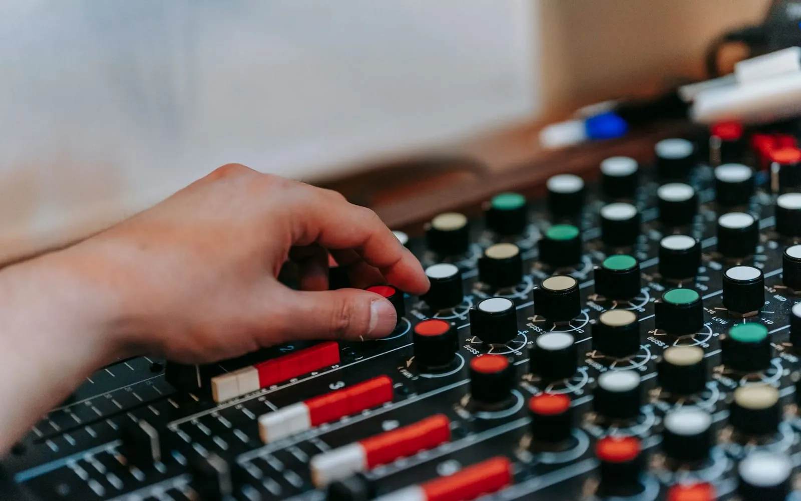 Sound design de marque : la moitié de l’émotion, la plus négligée
